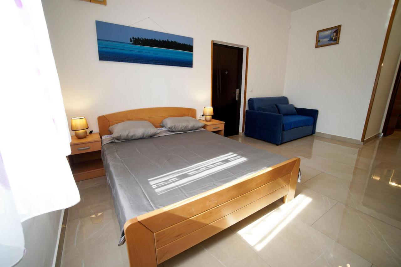 Roberta Apartment
