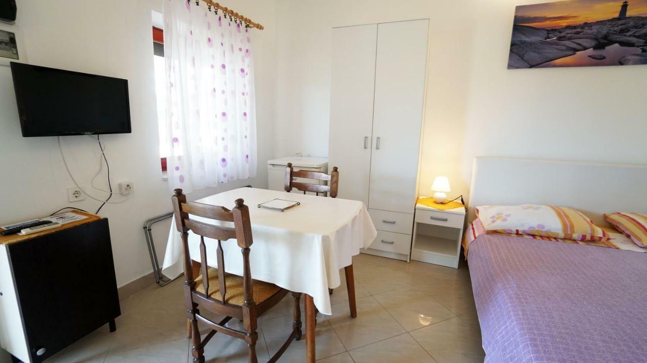 Roberta Apartment *
